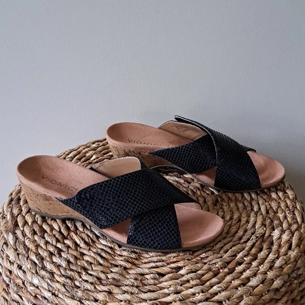 Vionic Womens Leticia Black Shiny Snakeskin Print Leather Wedge Sandals Cork S-9